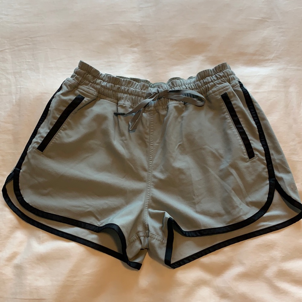 Lululemon sz 6 linerless shorts